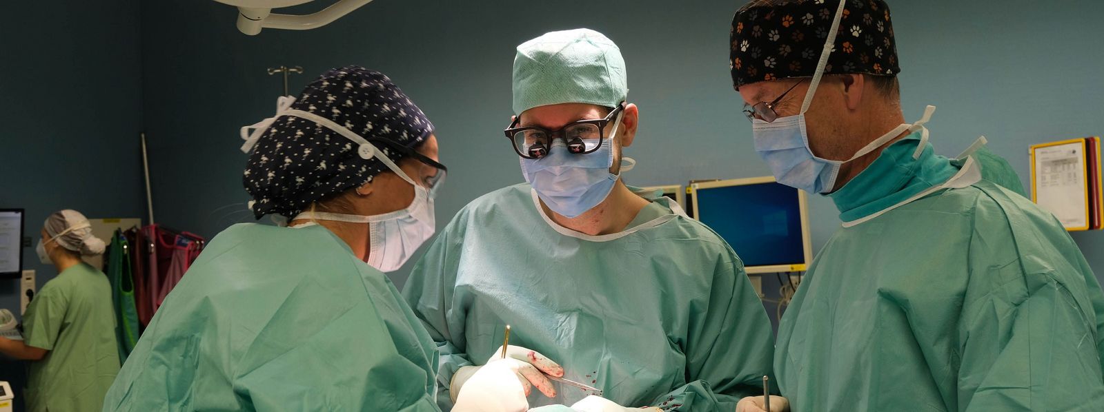 Blick in den Operationssaal während einer gefäßchirurgischen Operation mit Operateur und Chefarzt Dr. Michael Steffen Gefaesschirurgie_OP_Dr.Steffen_Slider.jpg