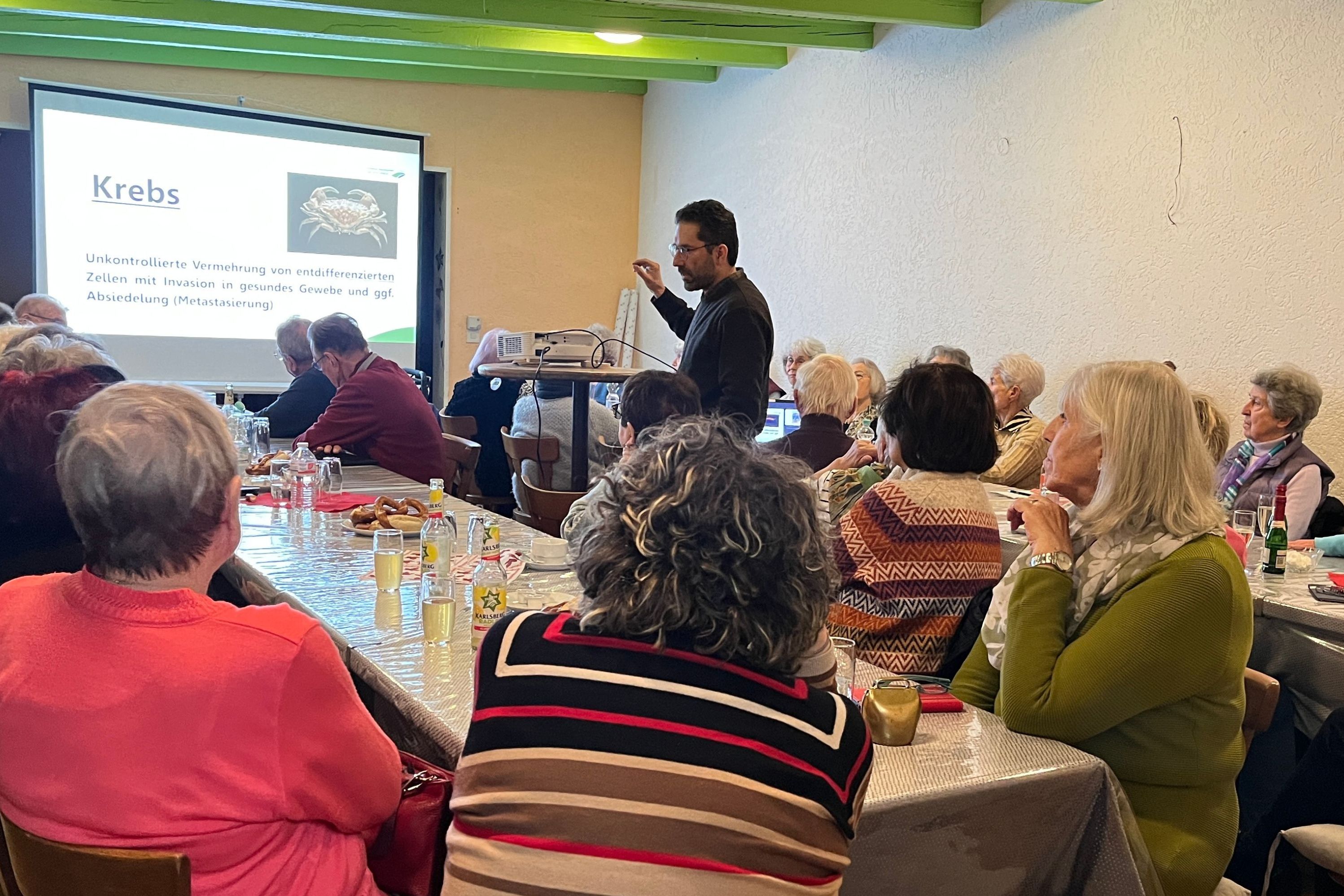 Dr. Dimitrios Papadimas hält einen Vortrag über Hautkrebs.