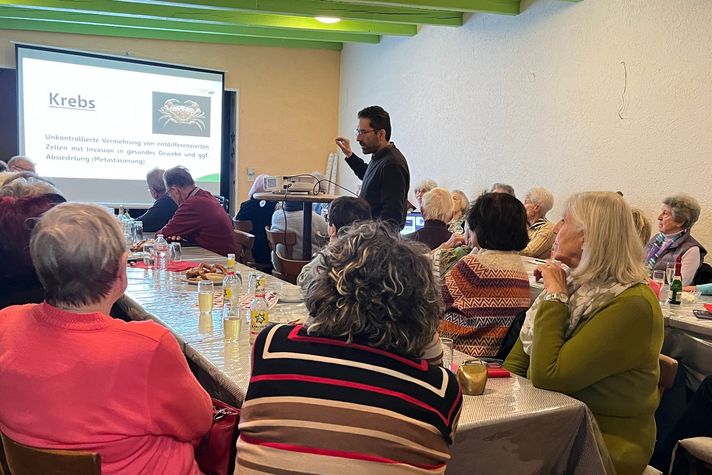 Dr. Dimitrios Papadimas hält einen Vortrag über Hautkrebs.