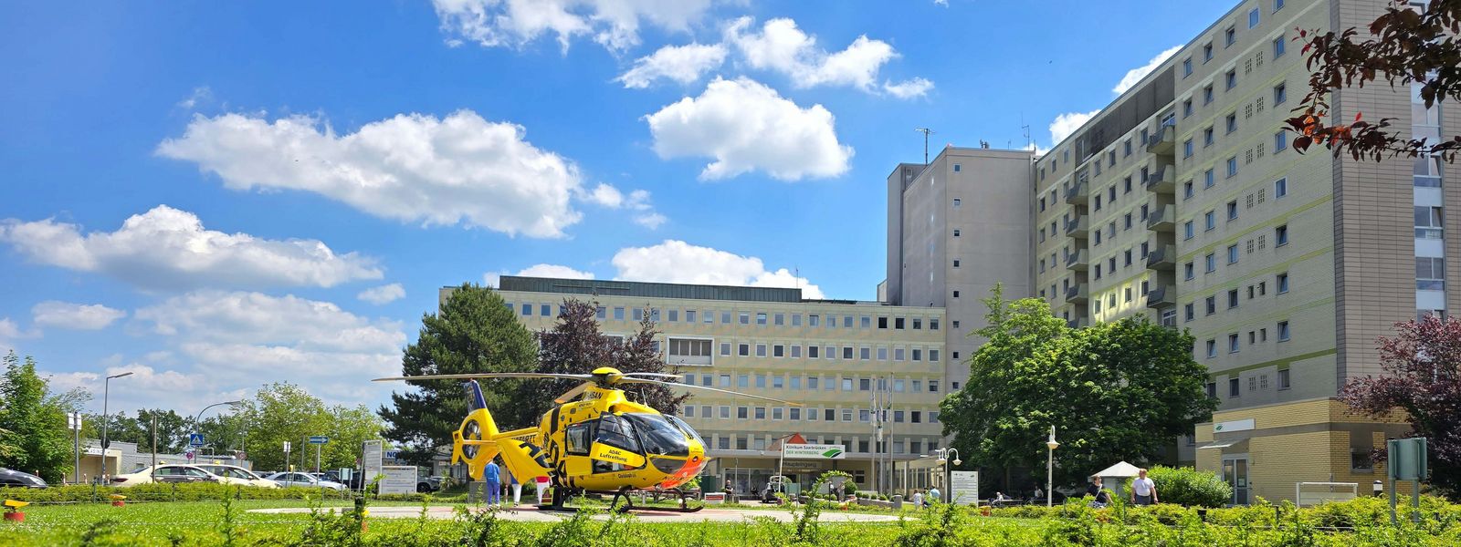 Blick auf das Klinikum Saarbrücken mit dem ADAC Rettungshubschraubern (Foto: Ann-Iren Ossenbrink) Winterberg_Heli_Slider_AIO.jpg