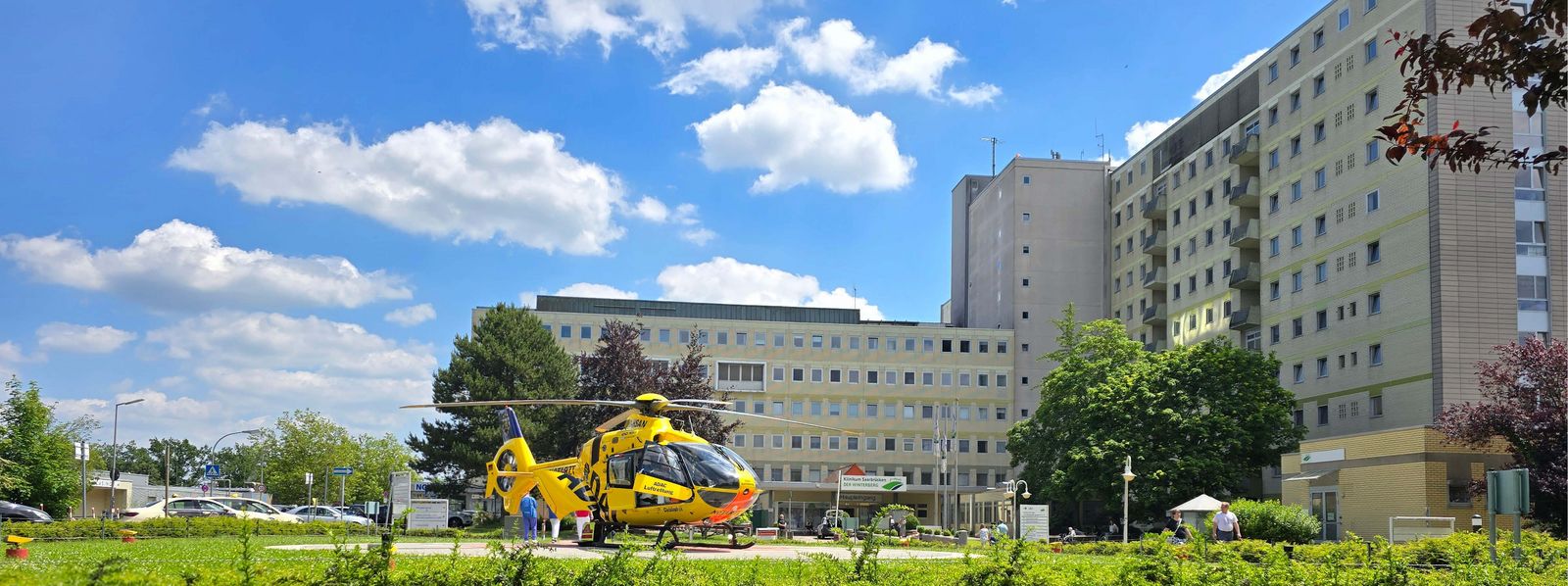 Blick auf das Klinikum Saarbrücken mit dem ADAC Rettungshubschraubern (Foto: Ann-Iren Ossenbrink) Winterberg_Heli_Slider_AIO.jpg