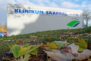 Klinikum Saarbrücken - Der Winterberg Willkommenssteinmauer im Herbst