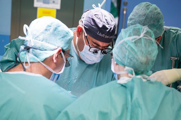 Chefarzt Dr. Dr. Gregor A. Stavrou führt einen operativen Eingriff im Klinikum Saarbrücken an einem Krebspatienten durch. (Foto: Oliver Dietze)