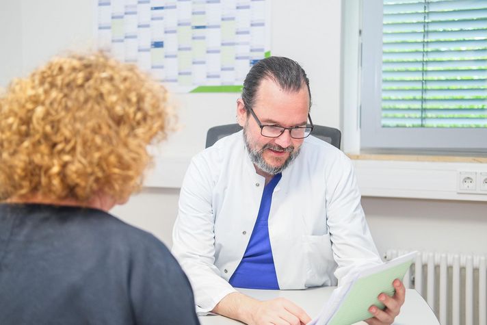 ASV-Leiter Gregg Frost im Patientengespräch