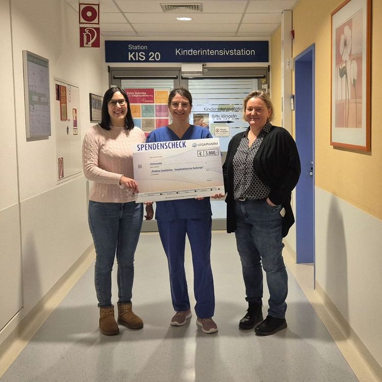 Ornella Spallek, Sprecherin von URSAPHARM Arneimittel GmbH, Chefärztin Dr. Marie-Claire Detemple (mitte) und Anja Schneider aus dem Team der Sozialmedizinischen Nachsorge freuen sich über den Spendenscheck. 