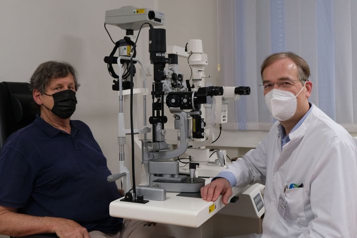Patienten Torger Wienke (links) und Dr. Markus S. Ladewig, Chefarzt der Klinik für Augenheilkunde im Klinikum Saarbrücken 