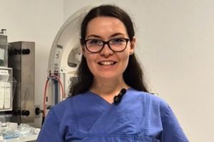 Eine Mitarbeiterin auf der Kinderintensivstation erklärt auf Bulgarisch, was ein Perinatalzentrum Level 1 ist.