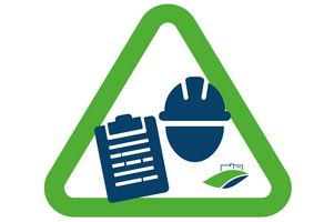 Icon: Kopf mit Bauhelm und Klemmbrett mit Notizen im grünen Warndreieck