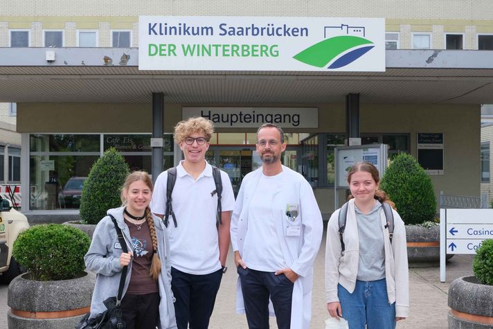 Gruppenfoto vor dem Haupteingang