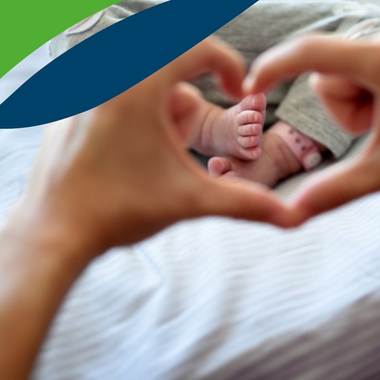 Hände bilden ein Herz um Babyfüße, oben links: Teile des Logos vom Klinikum Saarbrücken
