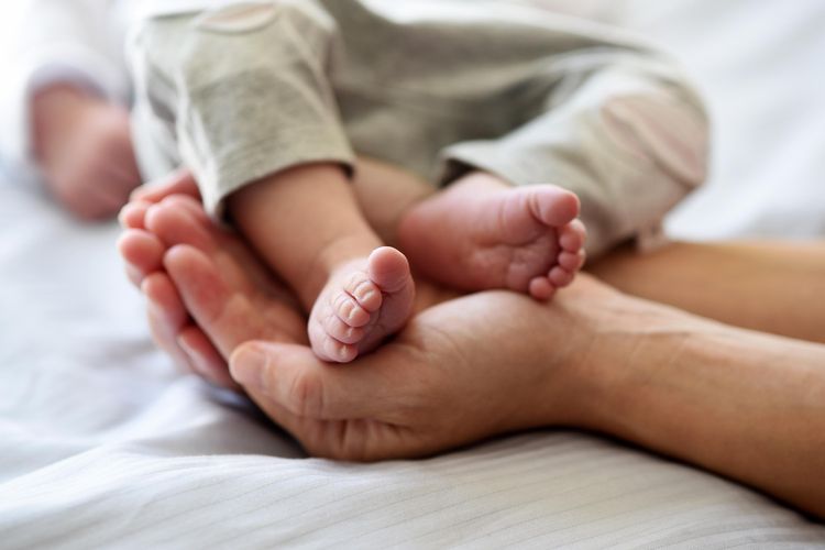 Hand, die Babyfüße hält im Klinikum Saarbrücken