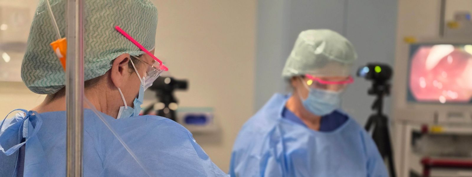 Zwei Mitarbeitende stehend mit Schutzkleidung und Brille während einer endoskopischen Untersuchung im Klinikum Saarbrücken  Gastro_Slider_2.jpg