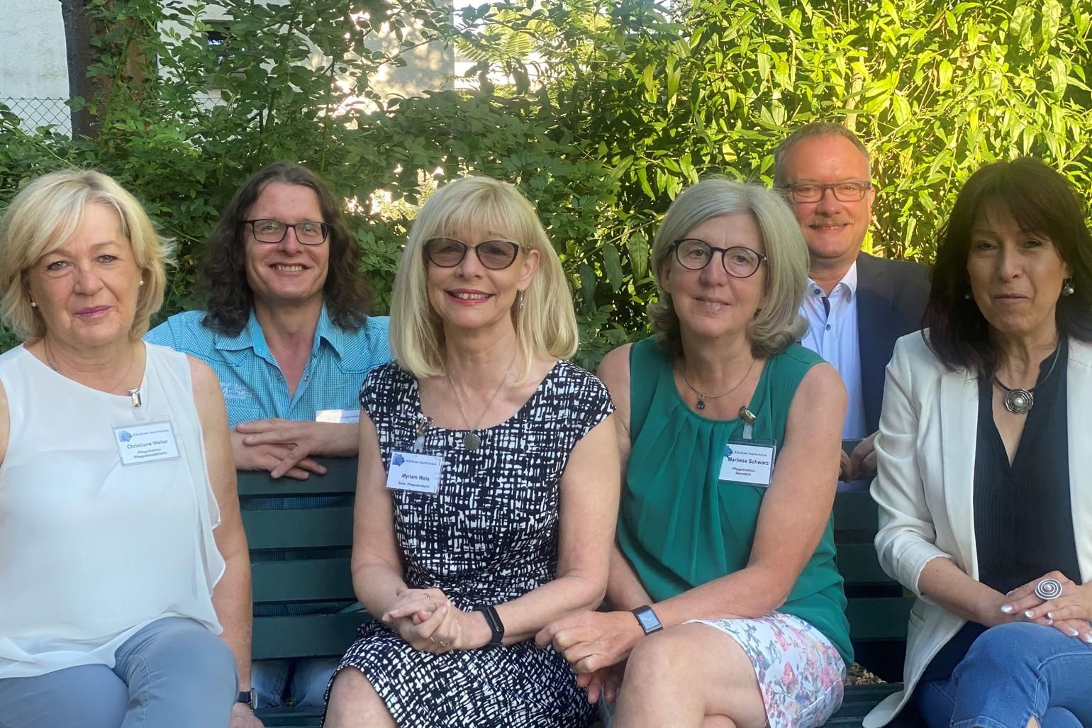v.l.: Christiane Weiler (PDL), Peter Palm (EDV-Koordinator Pflege), Myriam Weis (stv. Pflegedirektorin), Marliese Schwarz (Sekretariat), Hagen Kern (Pflegedirektor) und Elke Minas v.l.: Christiane Weiler (PDL), Peter Palm (EDV-Koordinator Pflege), Myriam Weis (stv. Pflegedirektorin), Marliese Schwarz (Sekretariat), Hagen Kern (Pflegedirektor) und Elke Minas