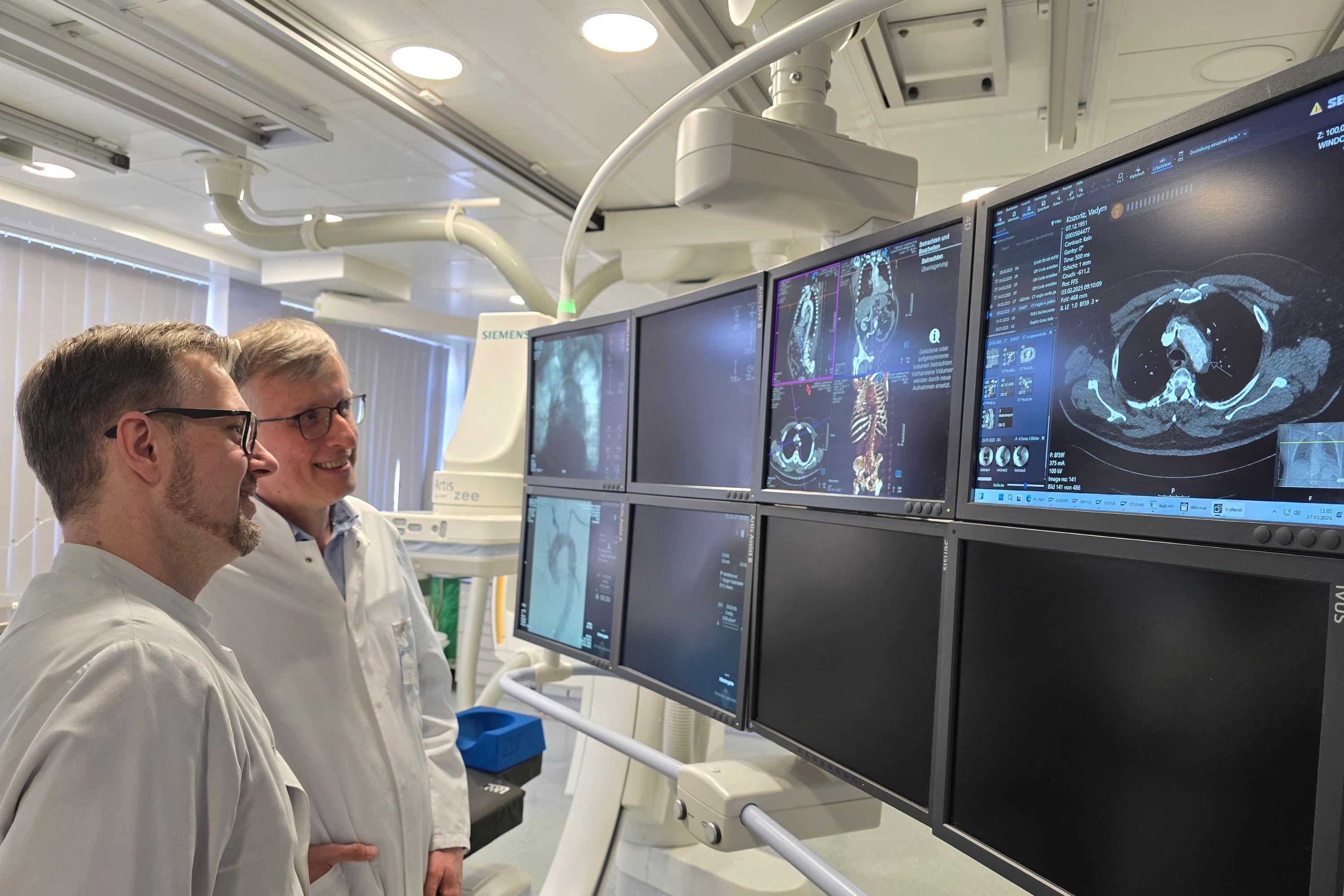 Man sieht Prof. Dr. Elmar Spüntrup, Chefarzt Radiologie, und Dr. Michael Steffen, Chefarzt der Klinik für Gefäß- und endovaskuläre Chirurgie mit zertifiziertem Gefäßzentrum.