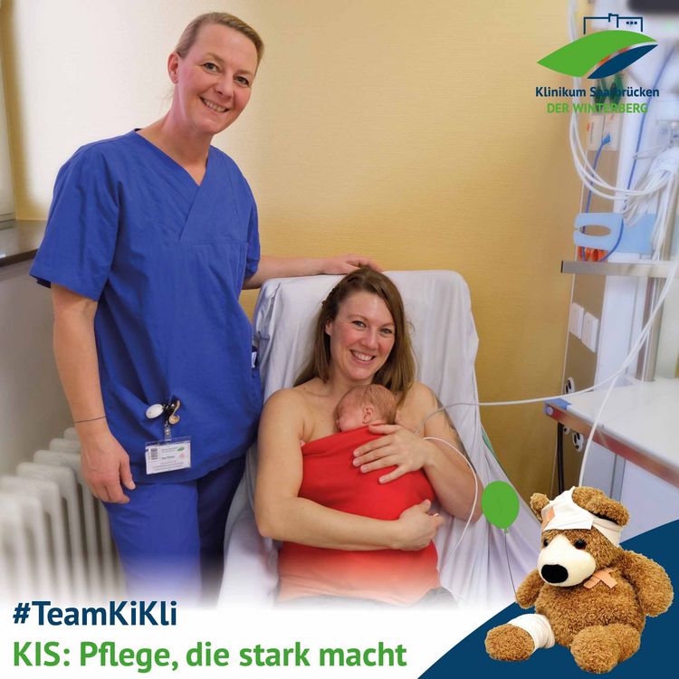 Serie #TeamKiKli: KIS – Pflege, die stark macht; Kinderkrankenschwester Ina Theiss mit Mutter Sarah Thome und Baby Lea im Bondingtop
