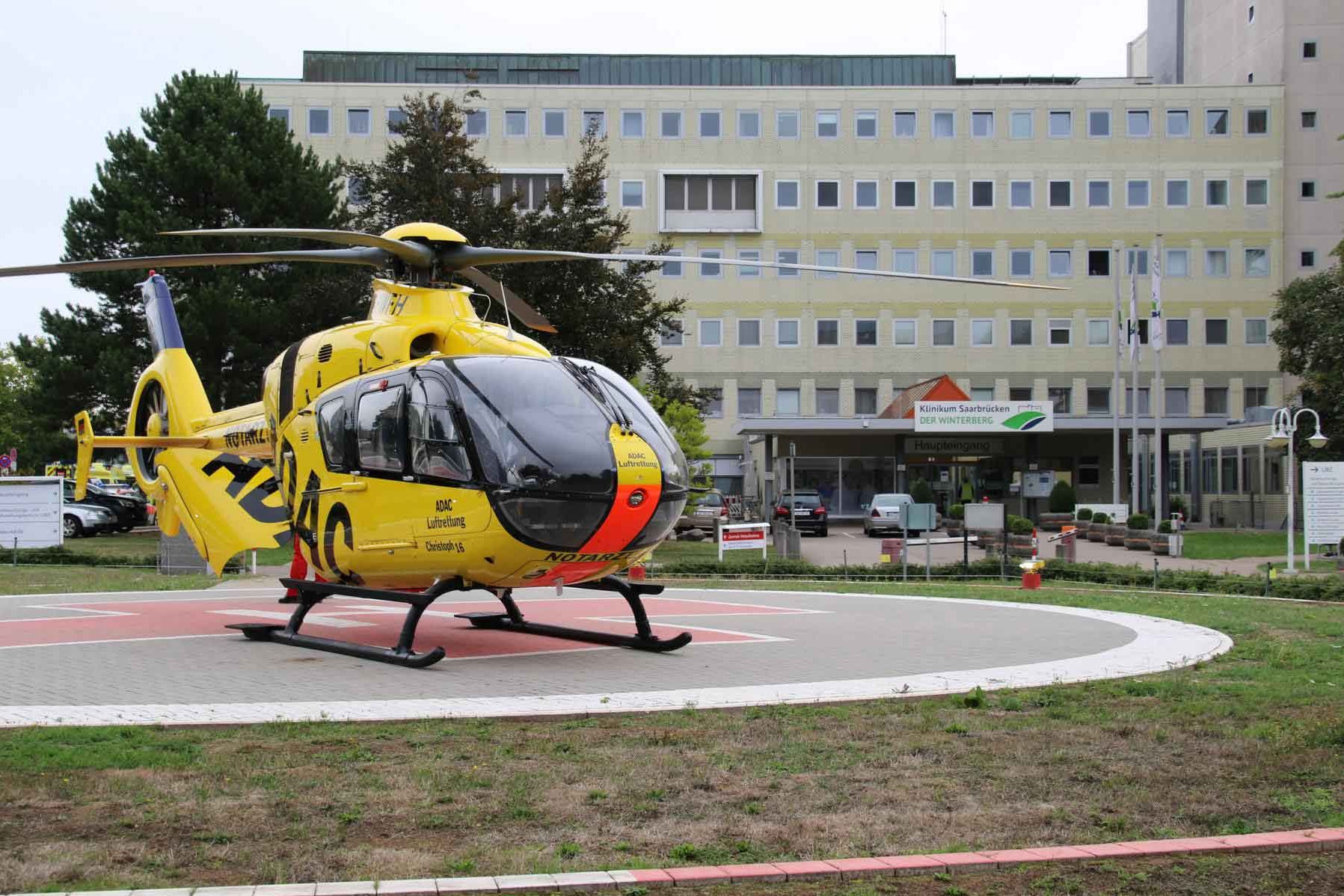 Der Rettungshubschrauber "Christoph 16" ist auf dem Landeplatz vor dem Klinikum Saarbrücken gelandet und bringt ein Unfallopfer zur Versorgung im Traumazentrum. 