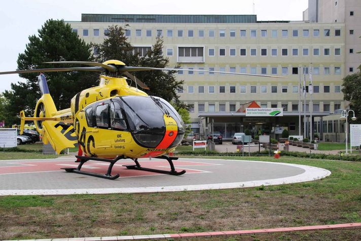 Der Rettungshubschrauber "Christoph 16" ist auf dem Landeplatz vor dem Klinikum Saarbrücken gelandet und bringt ein Unfallopfer zur Versorgung im Traumazentrum. 