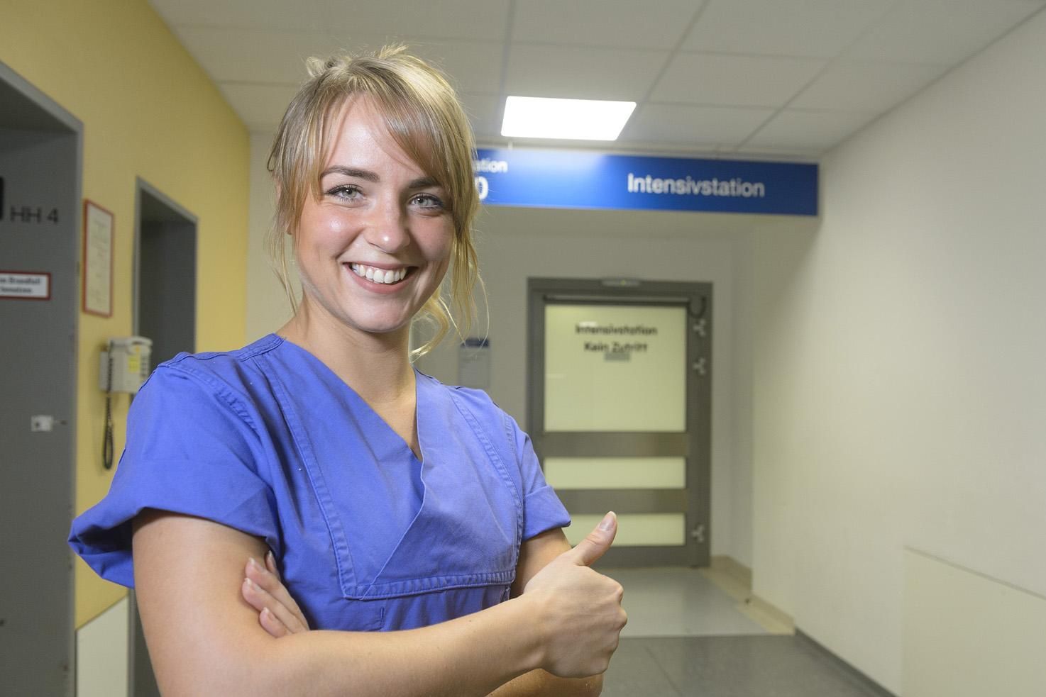 Sie hat die Fachweiterbildung abgeschlossen - Gesundheits- und Krankenpflegerin Monique Fischer. 