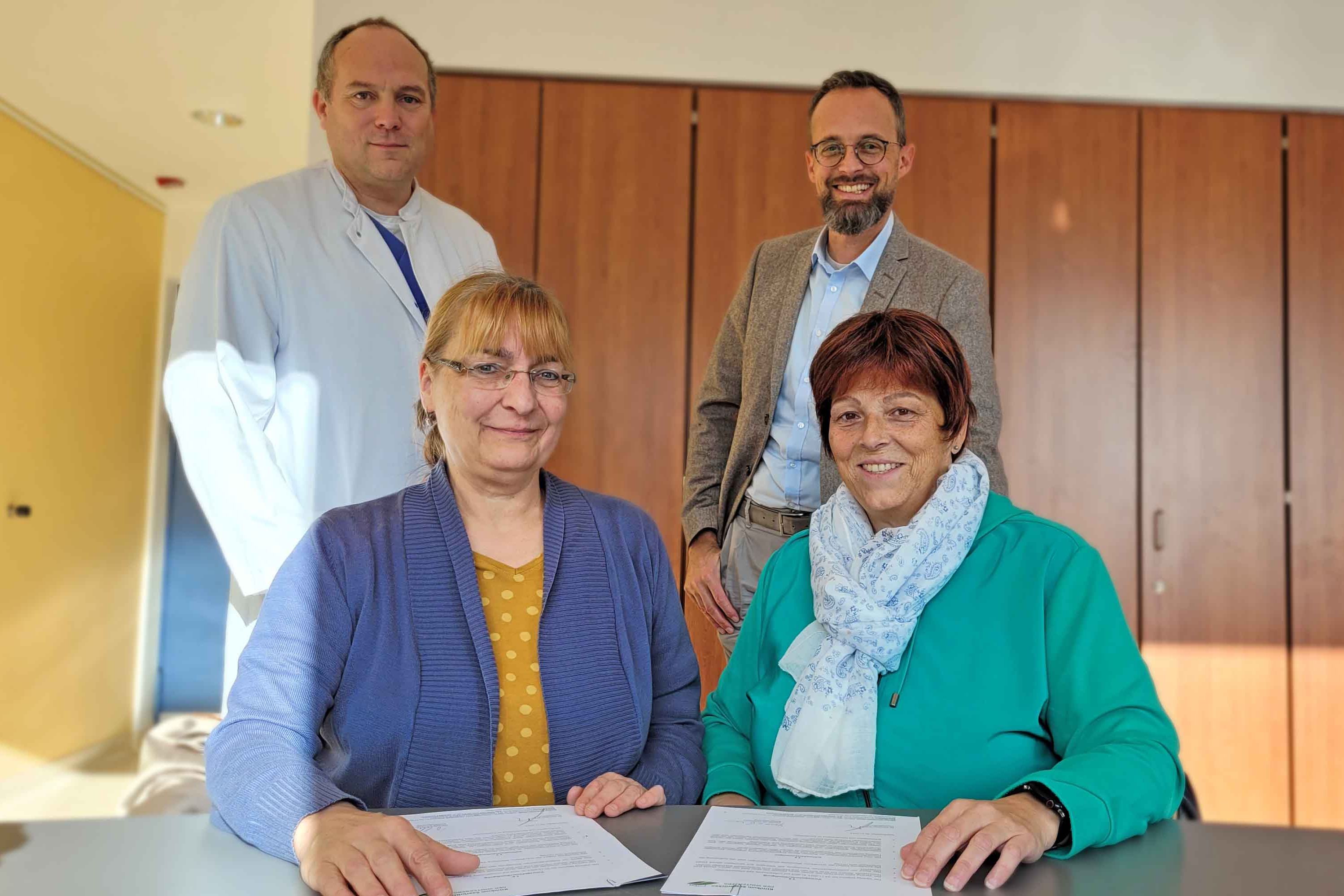 Gemeinsam mit PD Dr. Ralph Sascha Baum, Chefarzt der Klinik für Gynäkologie und Geburtshilfe (hinten links), begrüßte Dr. Christian Braun, Geschäftsführer und Ärztlicher Direktor, die neuen Beleghebammen Daniela Schühler-Hilgert (vorne links) und Yasmin Chirinpour.