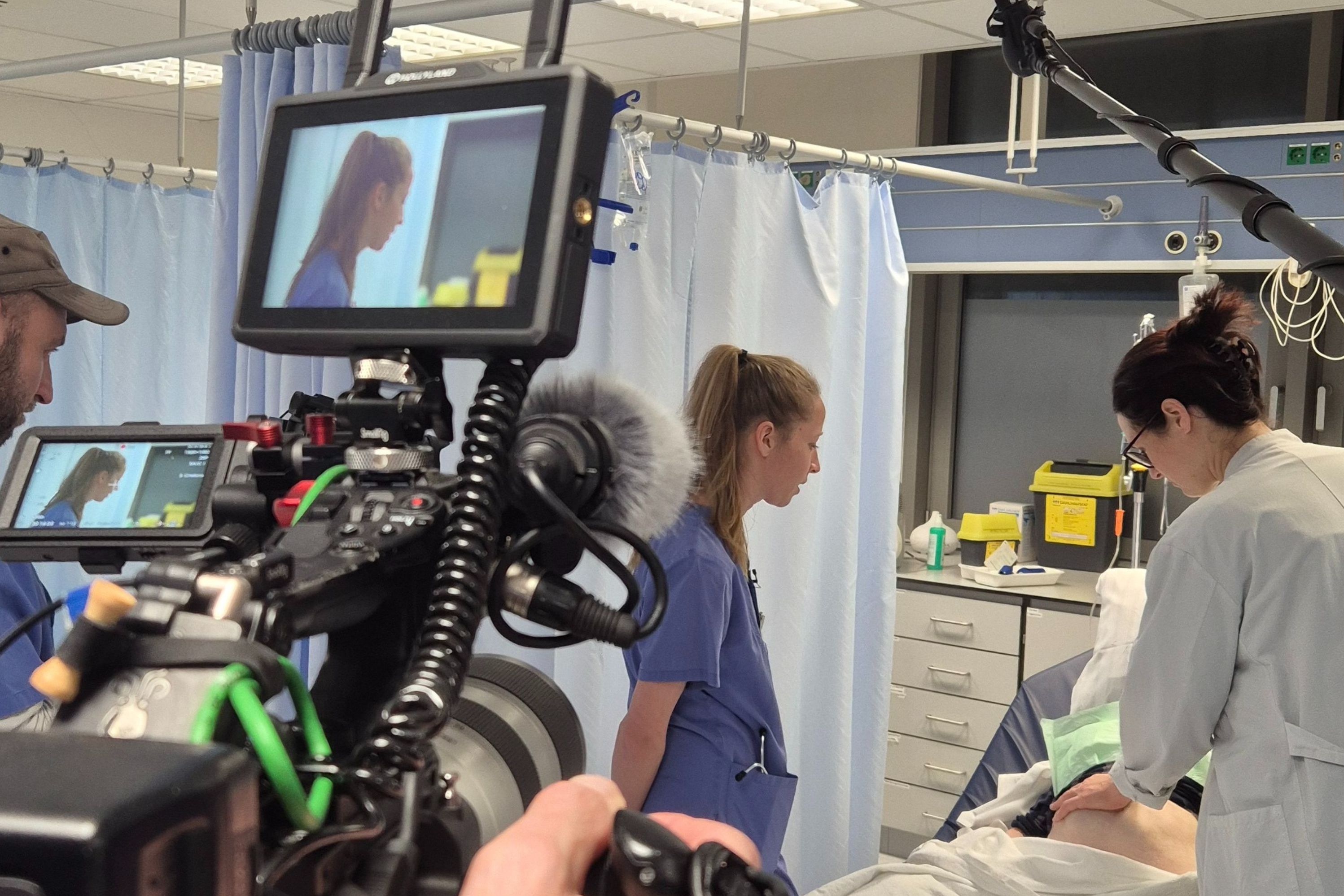 Das Foto zeigt zwei Ärztinnen im Gespräch mit einem Patienten.