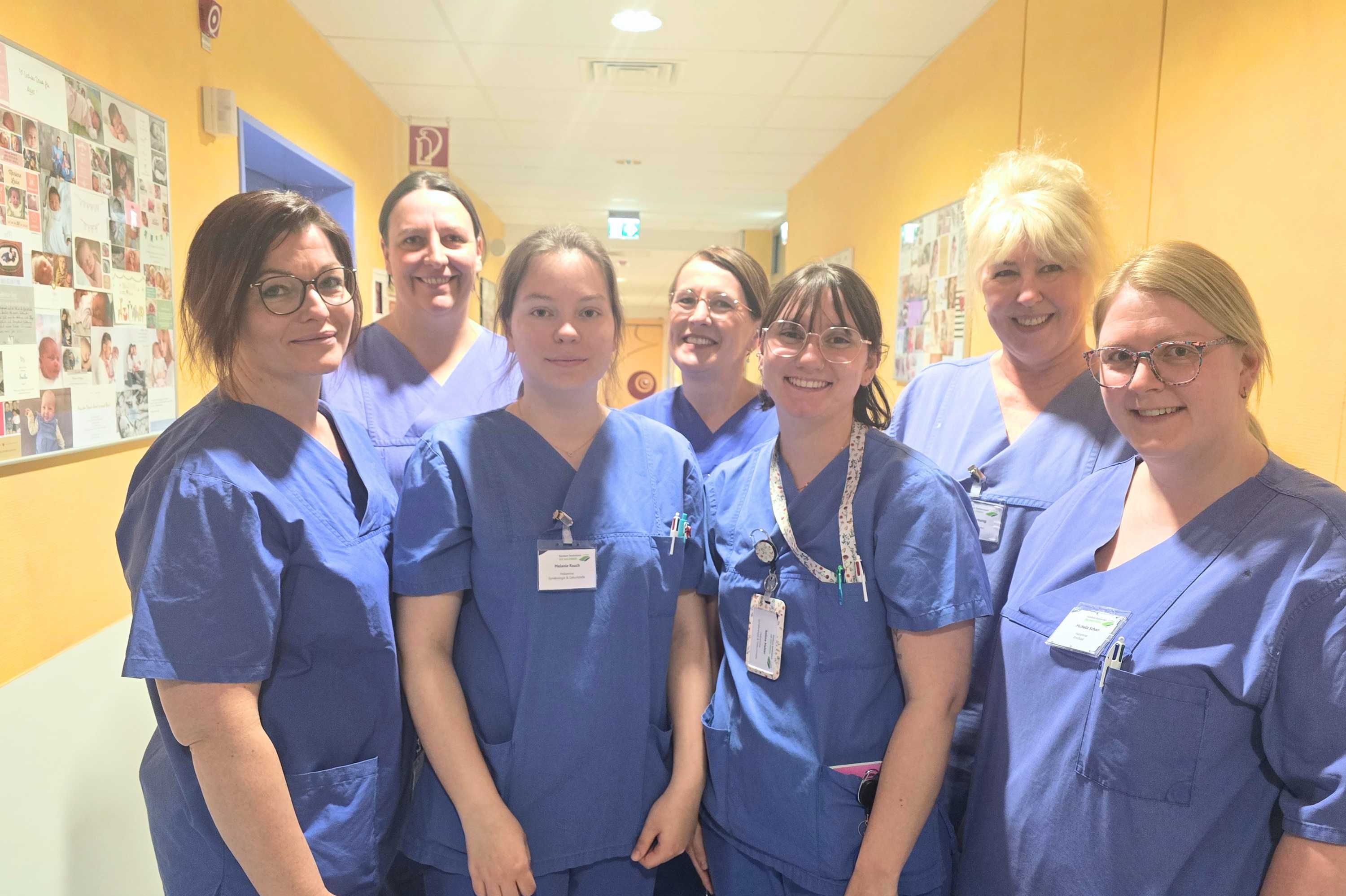 Gruppenaufnahme im Kreißsaal des Klinikums Saarbrücken: Anika Scholl, Julia Thies, Melanie Rauch, Beate Przibylla, Selina Haller, Sybille Hartung (leitende Hebamme) und Michelle Schorr sind ein Teil des Hebammenteams auf dem Winterberg, die ab Sommer auch im hebammengeleiteten Kreißsaal tätig sein werden.