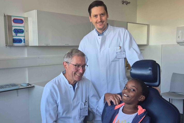 Das Bild zeigt die Patientin Marcos Ana aus Angola mit Dr. Dr. Herbert Rodemer und PD Dr. Dr. Christian Knipfer.