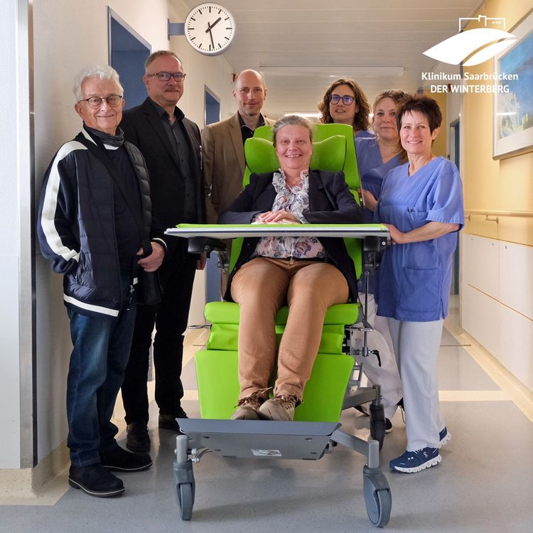 Vertreter der Lord-Stiftung machten sich in der Klinik für Orthopädie und Unfallchirurgie selbst ein Bild vom Einsatz des gespendeten Mobilisierungsstuhls.