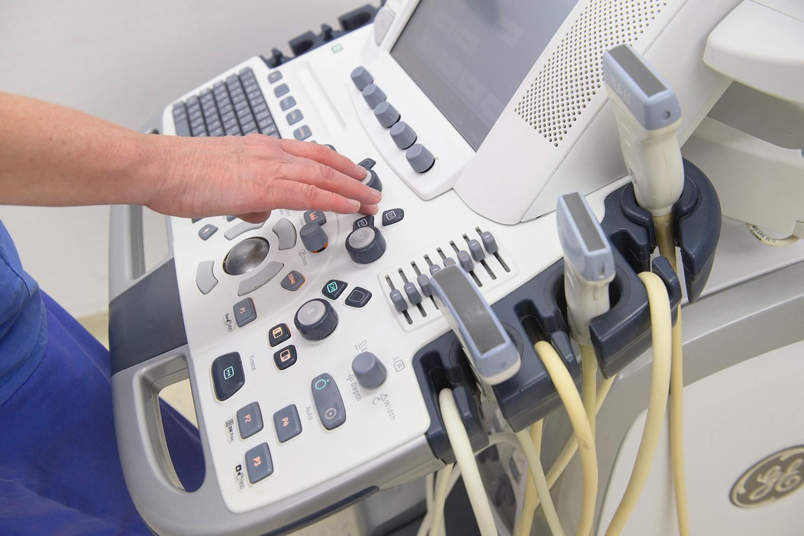 Mit dem Ultraschallgerät direkt an das Patientenbett. 