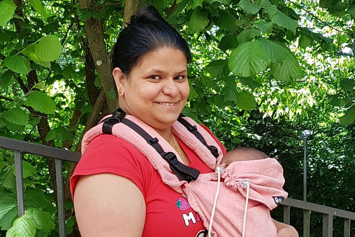 Mutter mit Kind in Babytrage