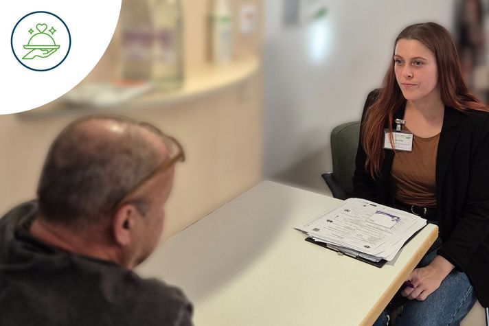 nutritionDay 2025 - Ernährungsberaterin befragt Patient zum Essen im Krankenhaus