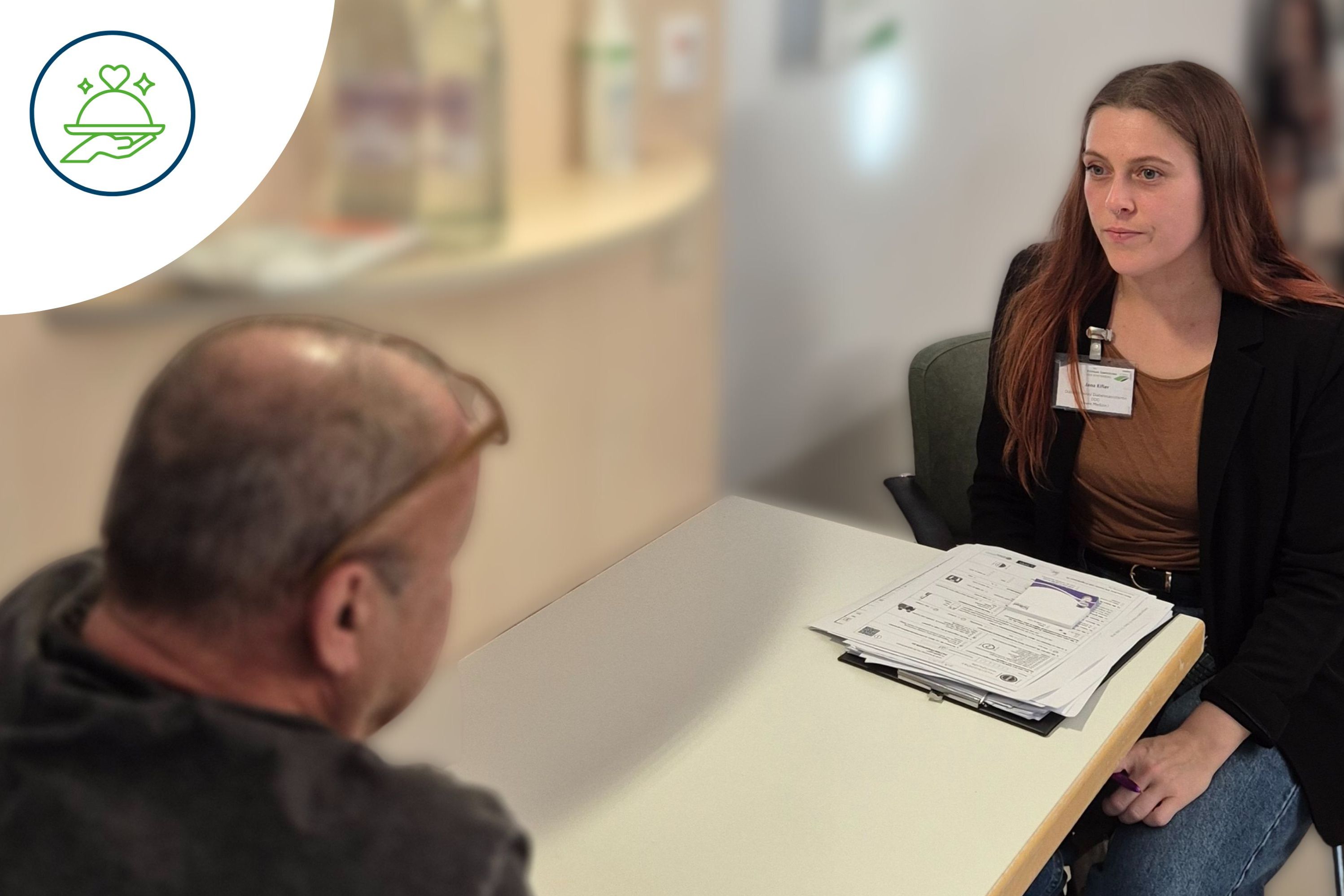 nutritionDay 2025 - Ernährungsberaterin befragt Patient zum Essen im Krankenhaus