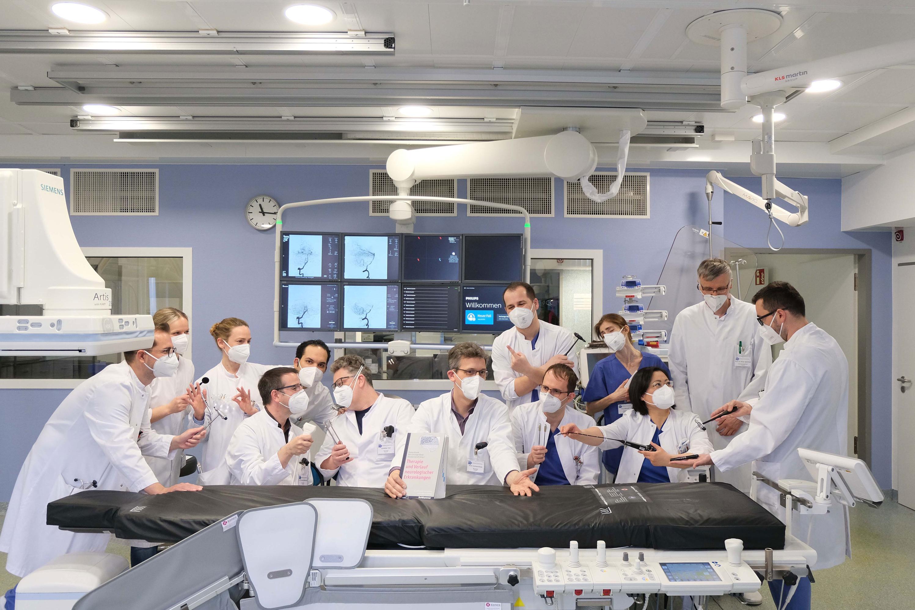 Challengefoto: Zeig dein #neuroteam, hier das Neuroteam rund um Chefarzt Dr. Andreas Binder im Klinikum Saarbrücken