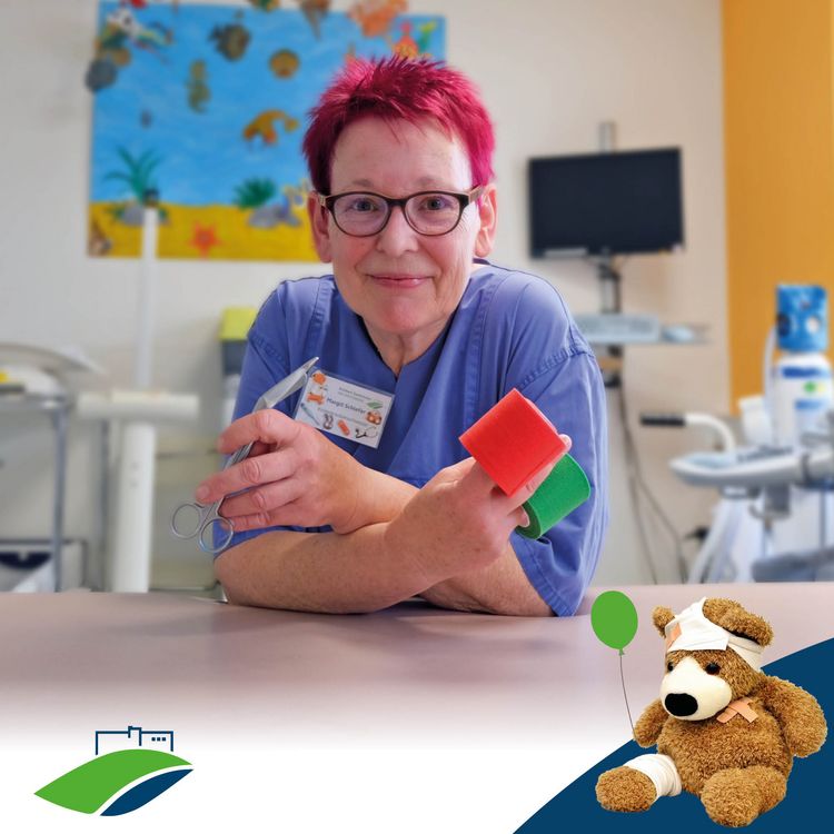 Serie #TeamKiKli: C1 – Pflege, die verbindet; Margit Schiefer mit Verbandsmaterial