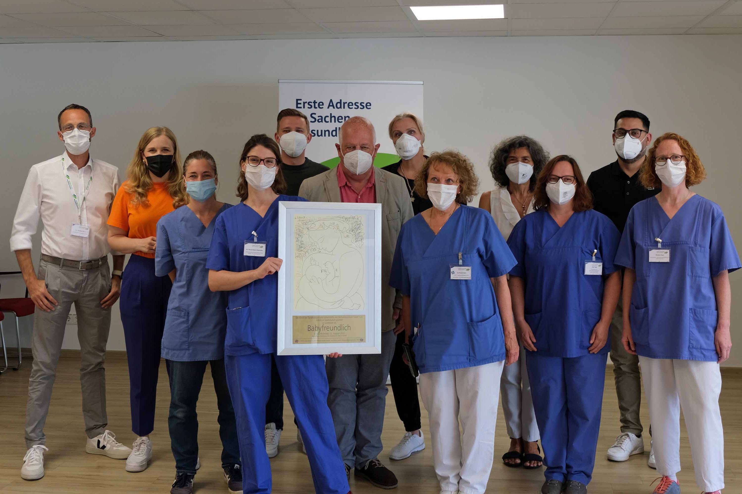 Gruppenfoto Urkundenübergabe "Babyfreundliches Krankenhaus"