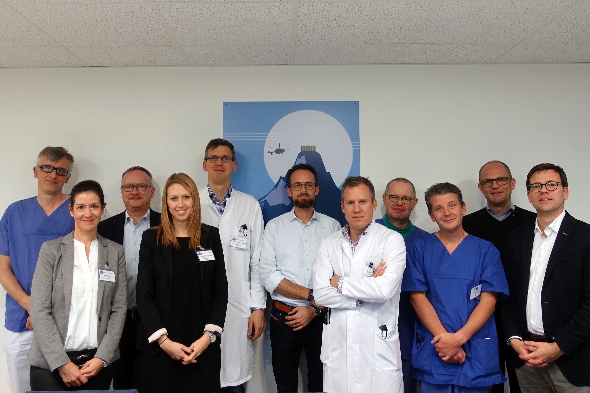 v.l. Prof. Dr. Elmar Spüntrup (Facharzt für Radiologie und Neuroradiologie), Sina Lubin (Qualitätsmanagement), Hagen Kern (Pflegedirektor), Nadine Fuhrmann (Leiterin Qualitätsmanagement), PD Dr. Andreas Binder (Chefarzt der Neurologie), Dr. Christian Braun (Geschäftsführer und Ärztlicher Direktor des Klinikums Saarbrücken), PD Dr. Florian Custodis (Chefarzt der Inneren Medizin II), PD Dr. Konrad Schwarzkopf (Chefarzt Klinik für Anästhesiologie und Intensivmedizin, Ärztlicher Leiter Zentrum für Intensiv- und Notfallmedizin) und Kristian Hartleb (Oberarzt, Leiter des Herzkatheterlabors) haben mit ihrer eng verzahnten Teamleistung die Auditoren Günther Gehret und PD Dr. Stefan Beckers überzeugt.