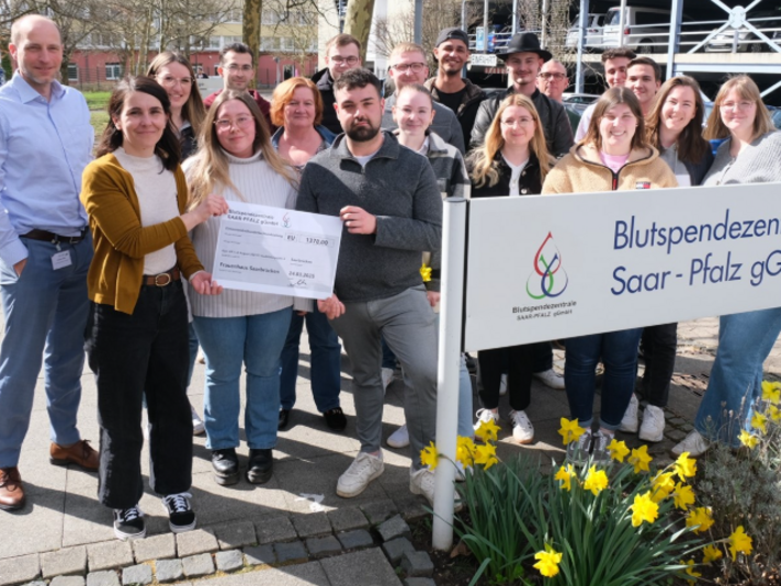 Azubis spenden für Saarbruecker Frauenhaus.