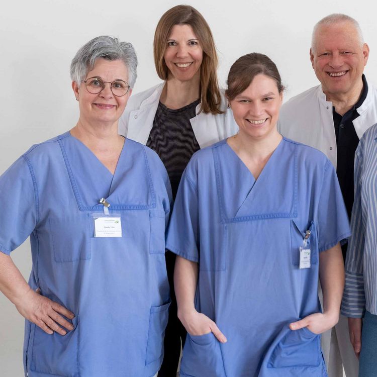 Team der Psychoonkologie im Klinikum Saarbrücken vor einer weißen Wand