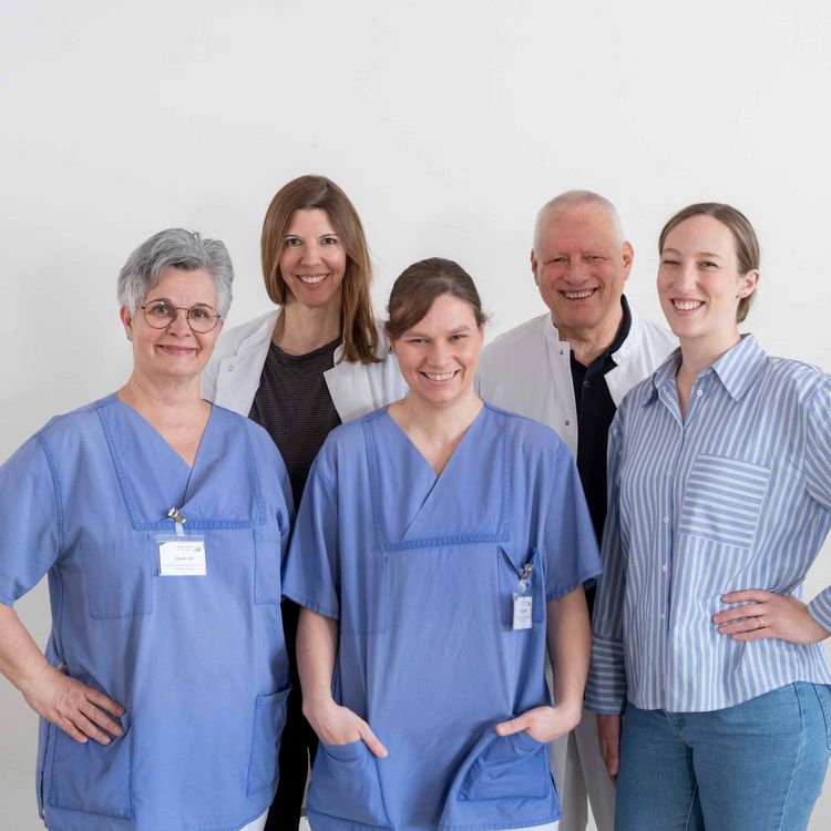 Team der Psychoonkologie im Klinikum Saarbrücken vor einer weißen Wand