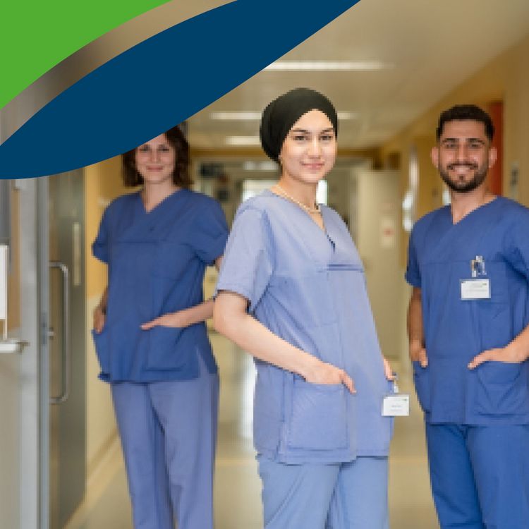 Drei Intensivpflegekräfte auf dem Flur der Intensivstation im Klinikum Saarbrücken, oben links: Teile des Logos vom Klinikum Saarbrücken