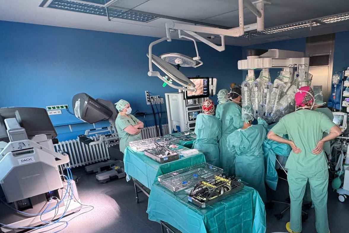 Die erste Roboter-assistierte Operation im Klinikum Saarbrücken mit daVinci ist zu sehen. 