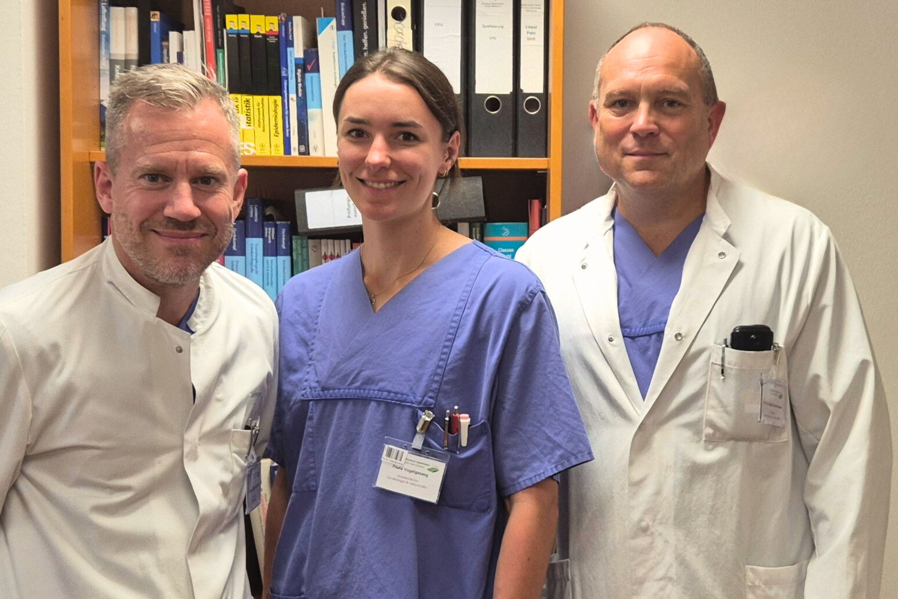 2 Chefärzte und die frisch gebackene Doktorin Paula Vogelgesang.