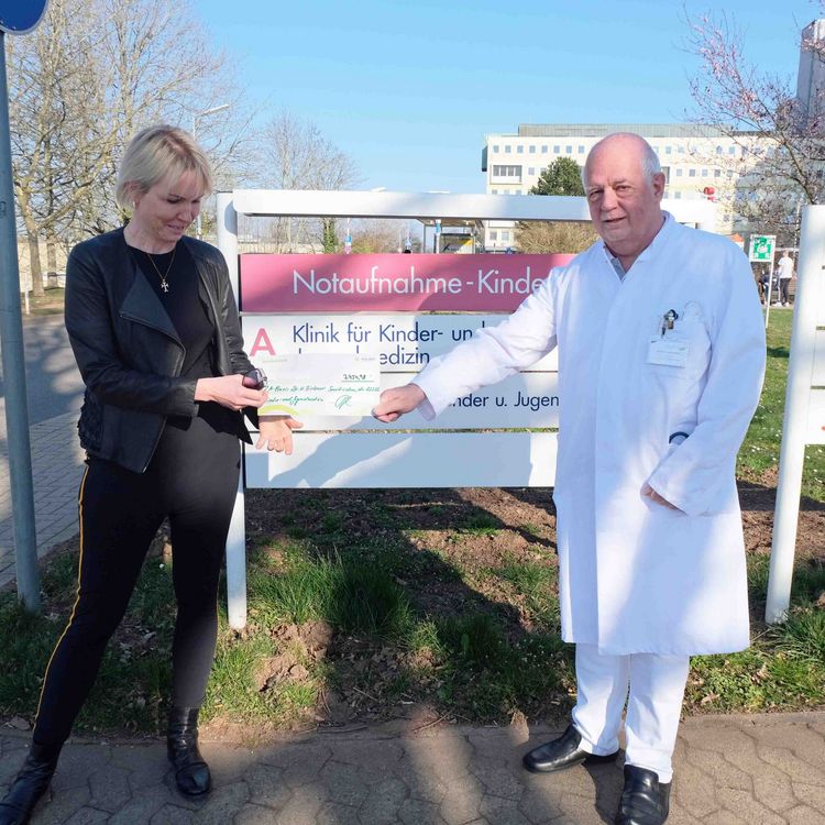 Prof. Dr. Jens Möller und Dr. Kristin Birkner bei der Spendenübergabe