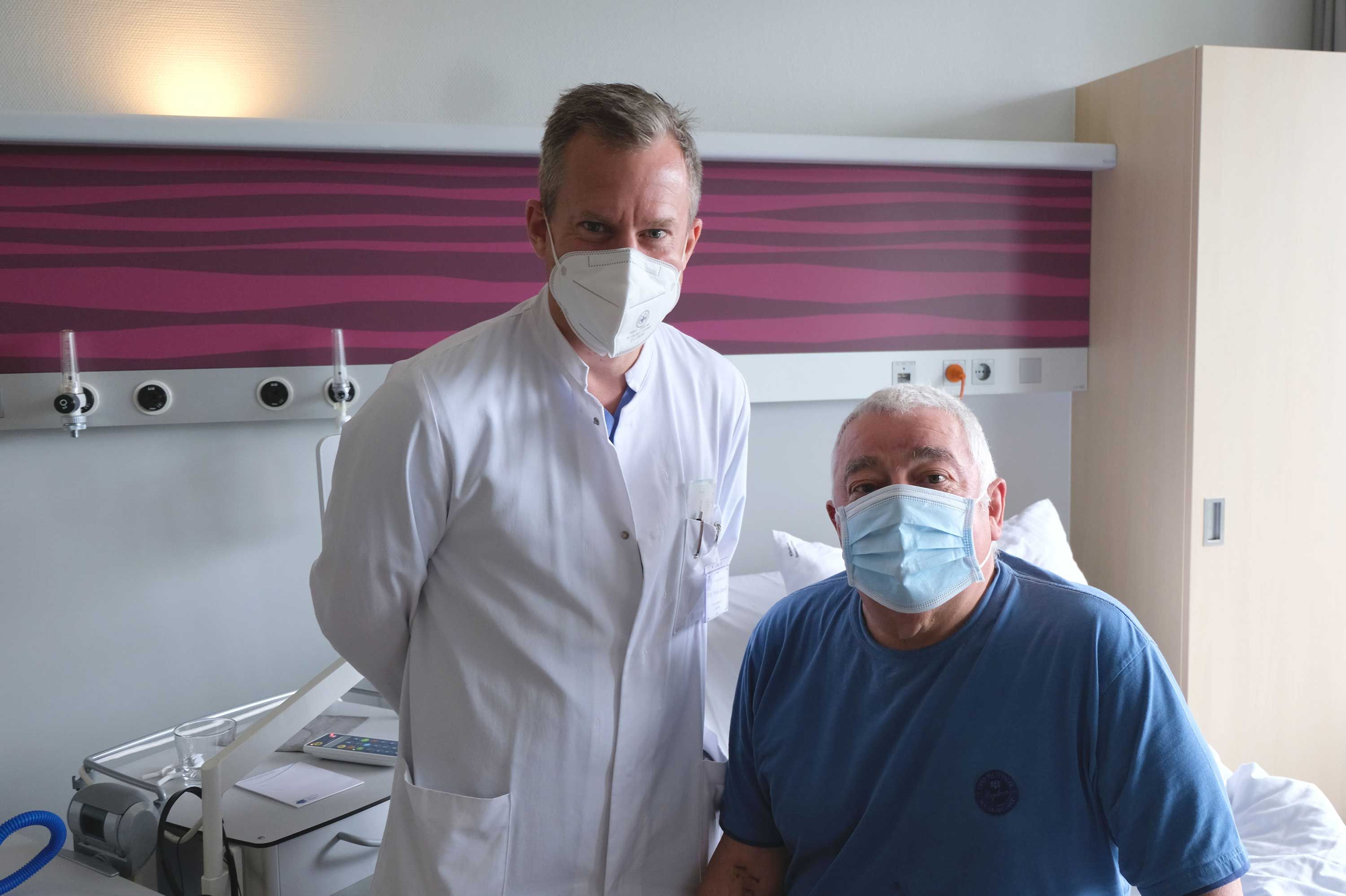 PD Dr. Florian Custodis mit Patient Peter Donauer.
