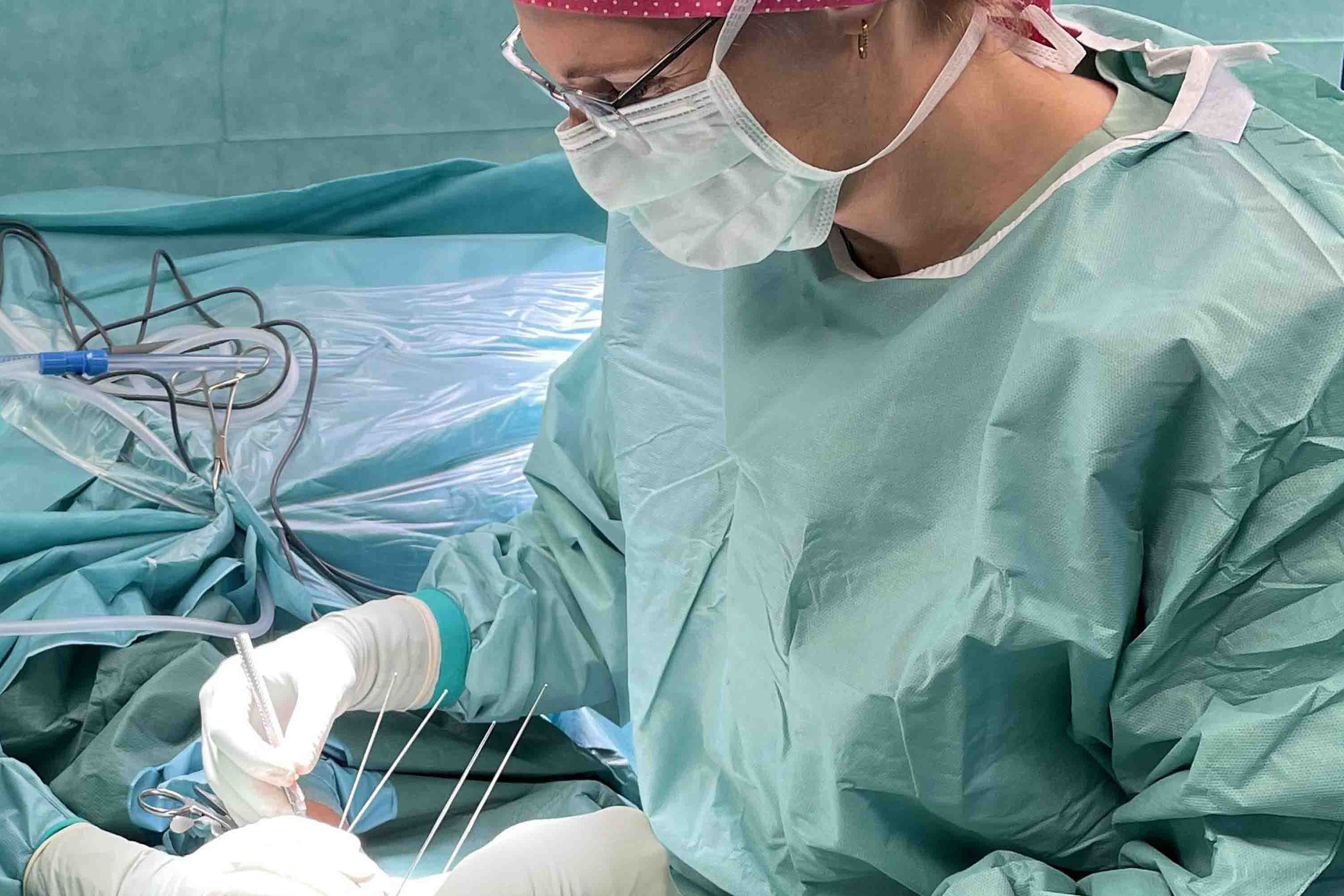 Dr. Katrin Schall, Leitende Oberärztin der Klinik für Unfall- und Handchirurgie, bei der Operation.