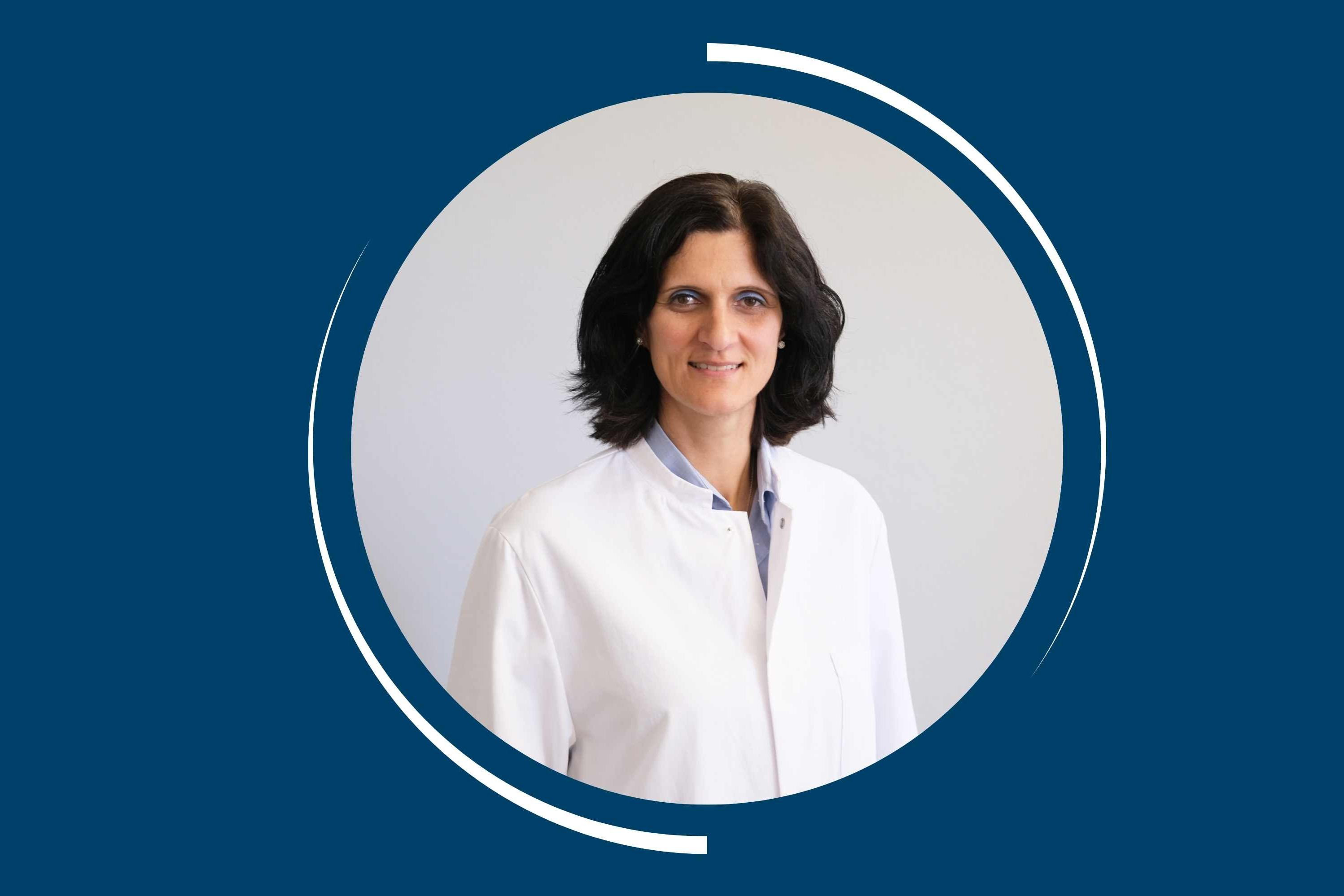 Portrait von Prof. Dr. Carolin Spüntrup auf blauem Hintergrund, rund ausgeschnitten 