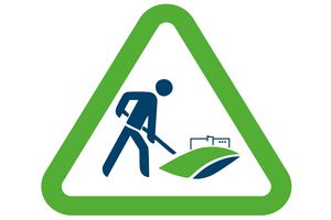 Icon: Bauarbeiter und Logo vom Klinikum Saarbrücken in grünem Warndreieck