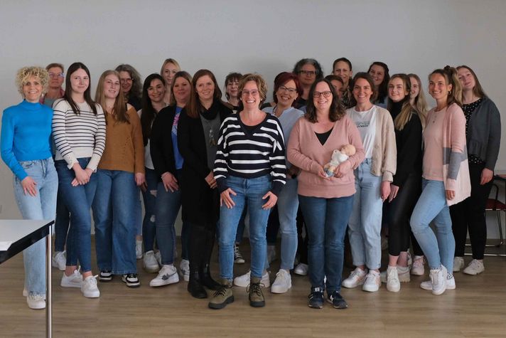 Gruppenfoto zum Auftakt der Weiterbildung "Entwicklungsfördernde Neonatalbegleiter" auf dem Winterberg