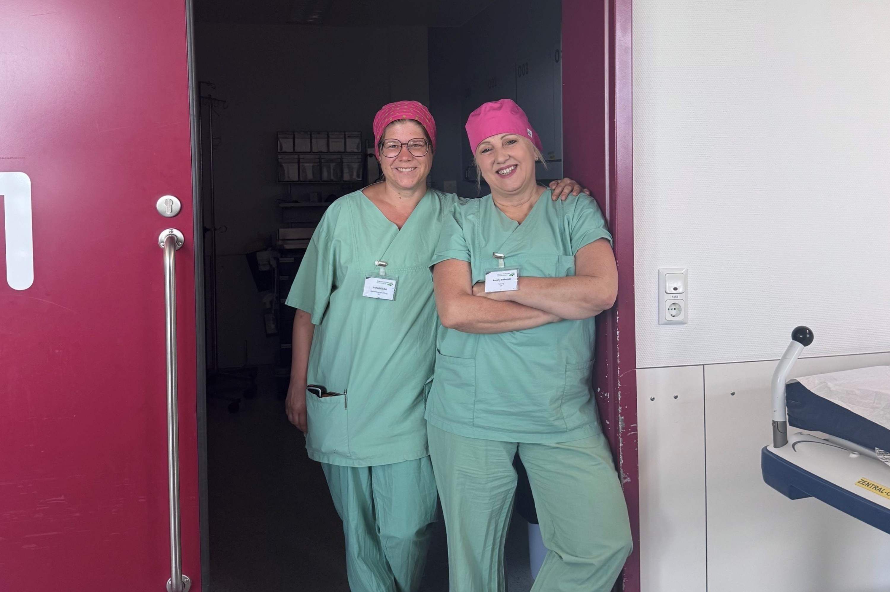 OP-Leiterin Annette Steinmetz läuft über einen Flur im Zentral-OP des Klinikums Saarbrücken.