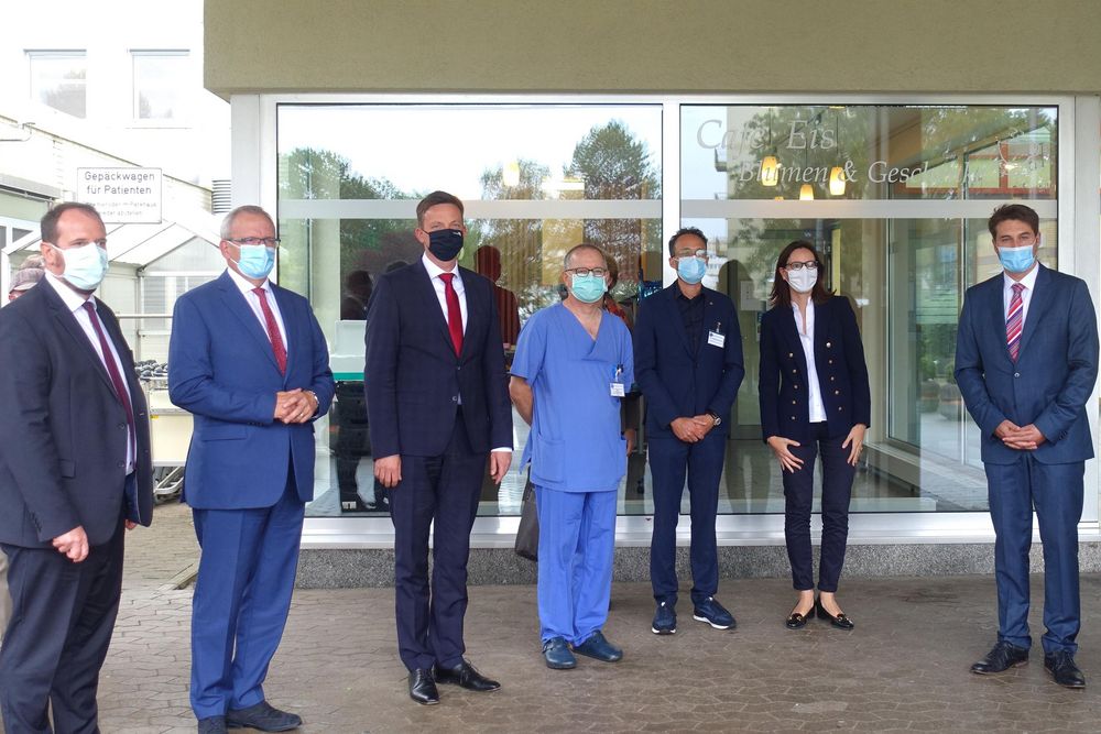 Politiker vorm Klinikum Saarbrücken