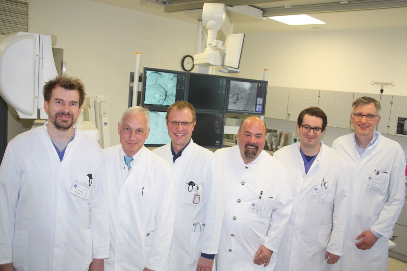 OVZ-Team: Dr. Steffen Roß (Oberarzt Radiologie), Dr. Georg Jacobs (Leiter Sektion Onkologie Innere Medizin I, Klinikum Saarbrücken), Dr. Klaus Radecke (Leiter Sektion Endoskopie, Innere Medizin I, Klinikum Saarbrücken), Dr. Dr. Gregor Stavrou (Chefarzt Allgemein-, Viszeral-, Thorax- und Kinderchirurgie, Klinikum Saarbrücken), Jonas Farokhnia (Oberarzt Radiologie), Prof. Dr. Elmar Spüntrup (Chefarzt des Instituts für Radiologie) (v.l.).